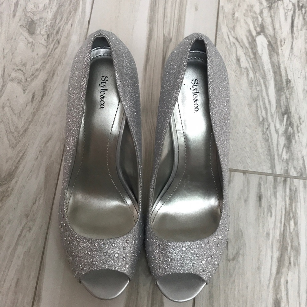 Beautiful Silver Sparkly Heels!